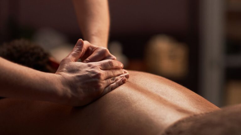 mulher fazendo massagem com mãos de fada em homem