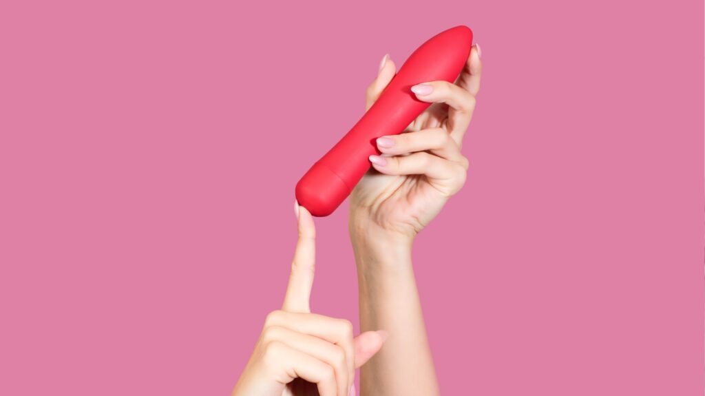 mulher segurando vibrador vermelho
