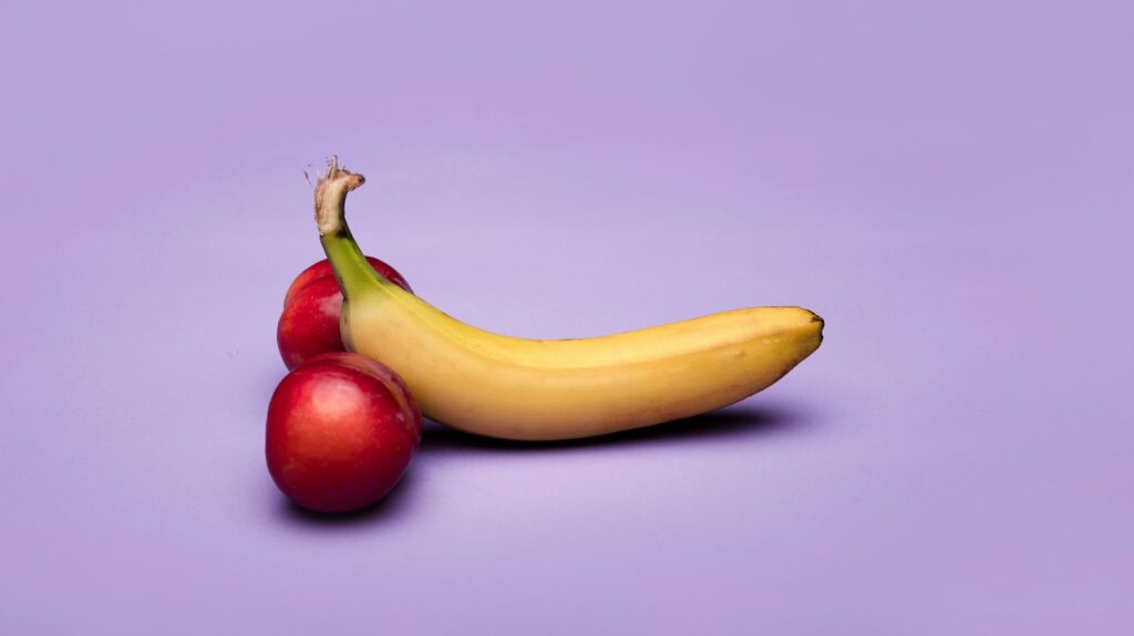 banana e duas ameixas que remetem a pênis e testítulos