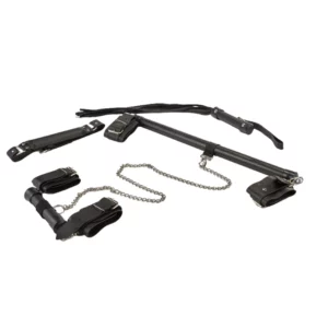 Kit com algemas e correntes pretas.