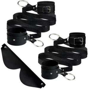 Kit com coleiras, algemas e venda. Todos os produtos são pretos.
