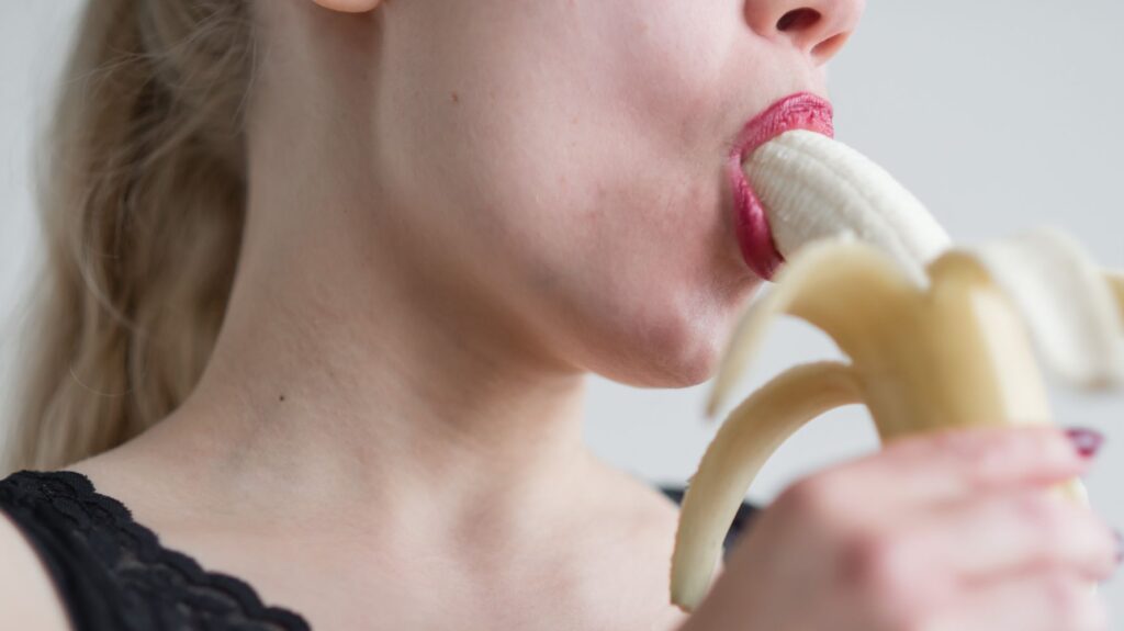 mulher com banana na boca para ilustrar um post sobre garganta profunda