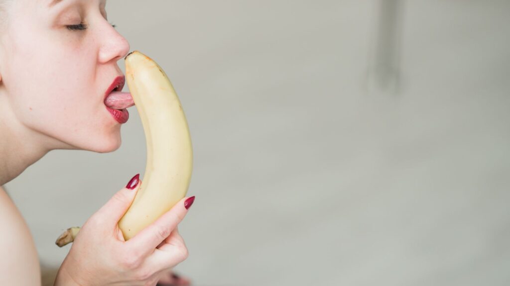 mulher lambendo banana
