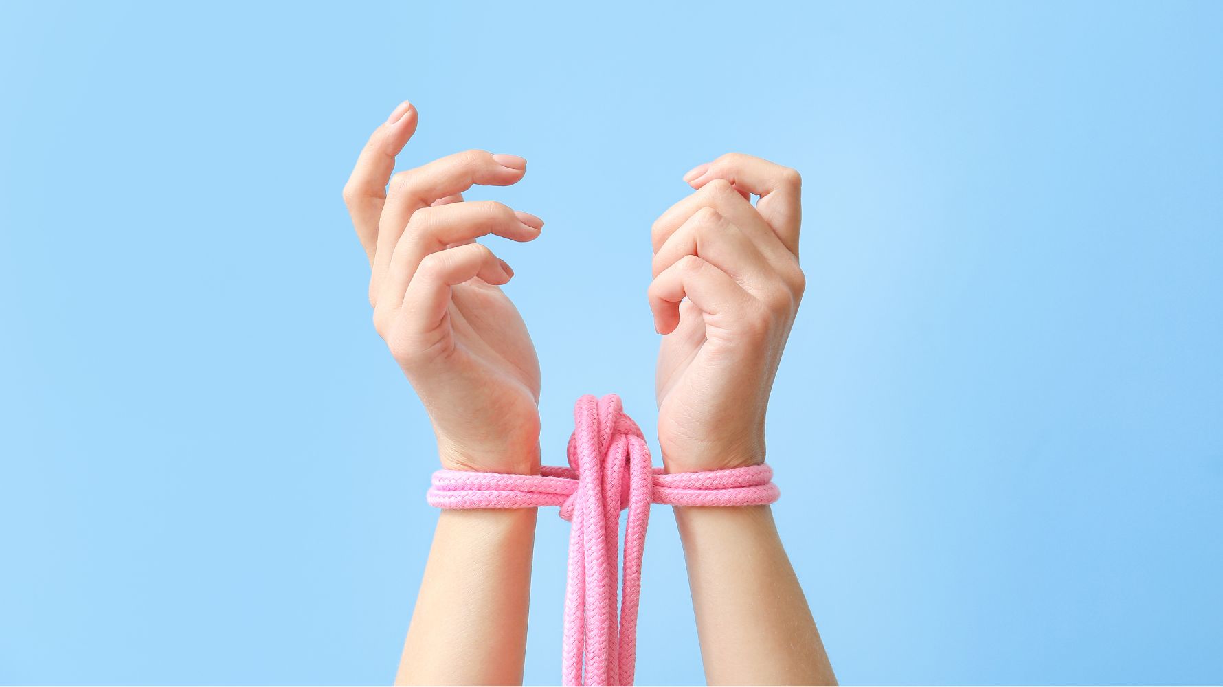 pluso de mulher amarrados com corda rosa para ilustrar um post sobre restrição de pulso