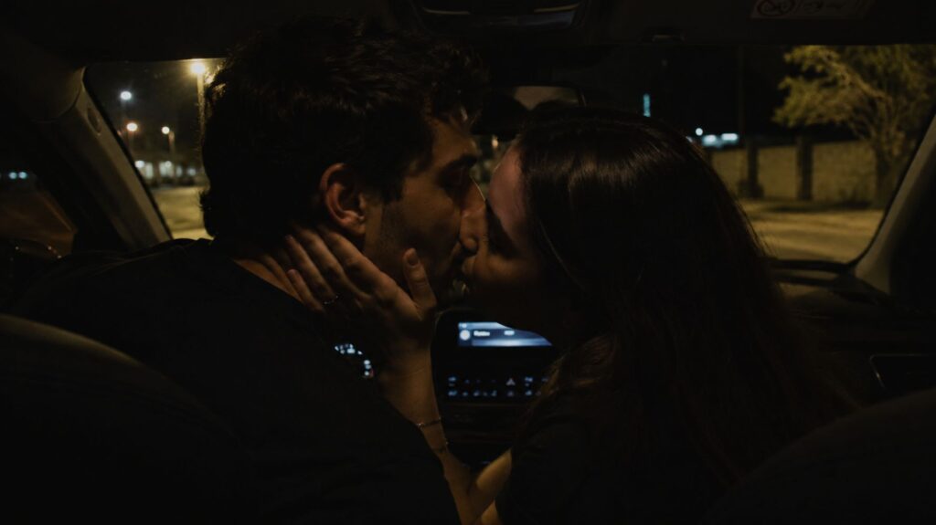 casal se beijando no carro
