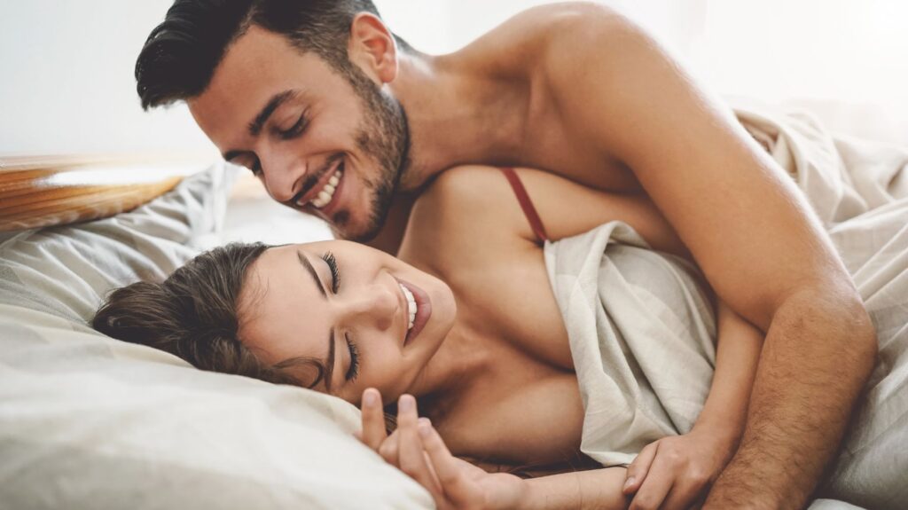 casal na cama abraçado