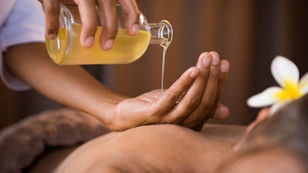 mão com óleo para fazer massagem