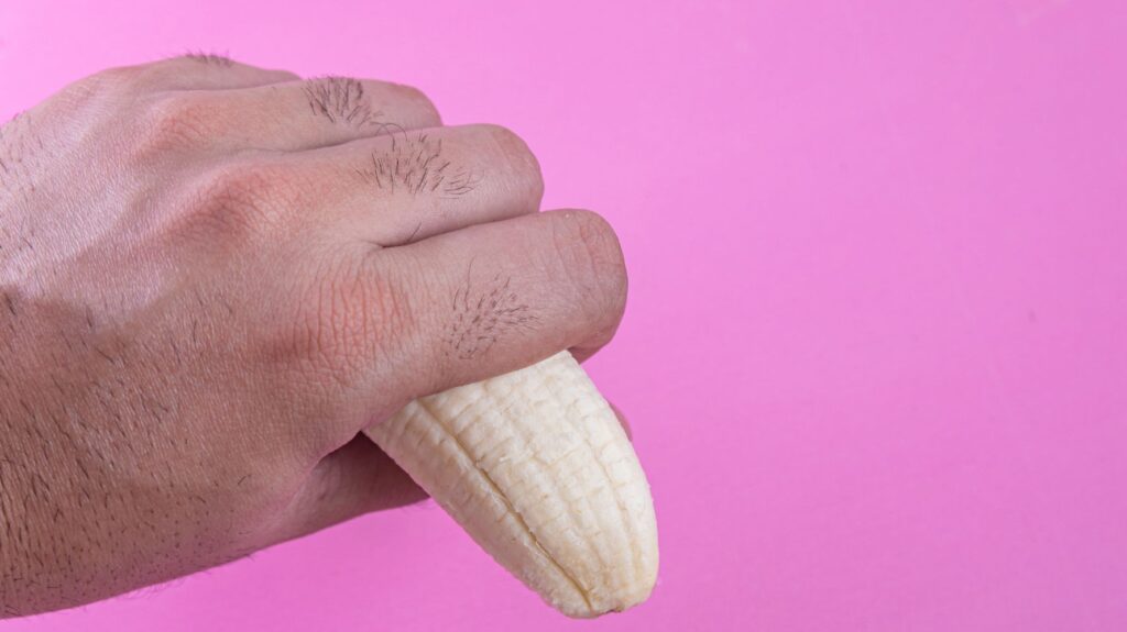 mão de homem segurando banana para ilustrar um post sobre mitos na masturbação