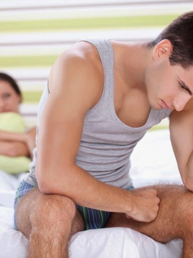 Homem sentado com parceira na cama lidando com a satiríase.