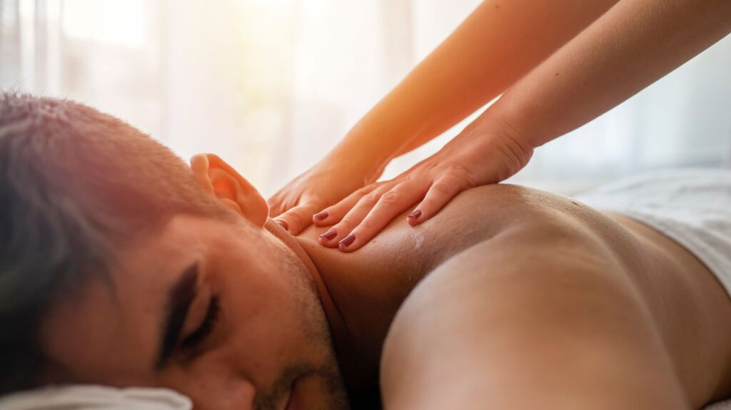 homem recebendo massagem