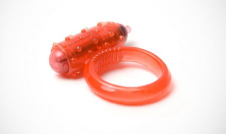 2. Anel vibrador: Esse é para o uso a dois! Você encaixa ele na base do pênis e durante a relação tem um estímulo duplo: a própria penetração e a vibração perto da região do clitóris.