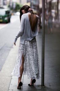 street-stylle-saia-midi-estampada-salto-alto-blusa-decote-costas-cinza-160708-064240 (1)