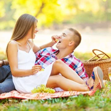 Casal fazendo um piquenique em um parque público | Miess Sex Shop