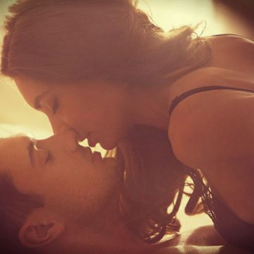 Casal se beijando na cama | Miess Sex Shop e Lingerie