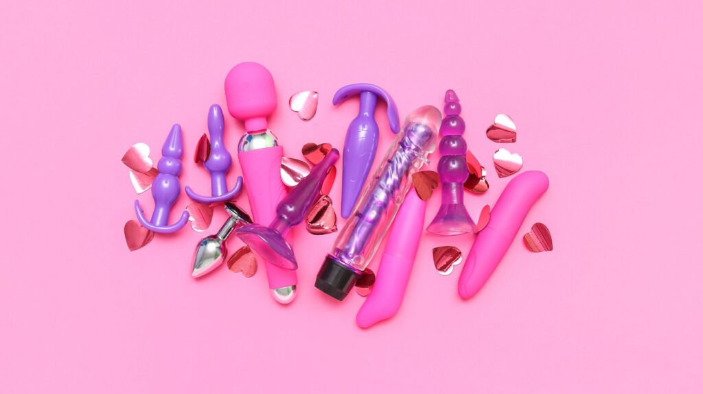 sex toys rosa e roxa em um fundo rosa