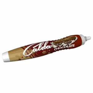 Tubo, em formato de pincel atômico, com calda de chocolate.