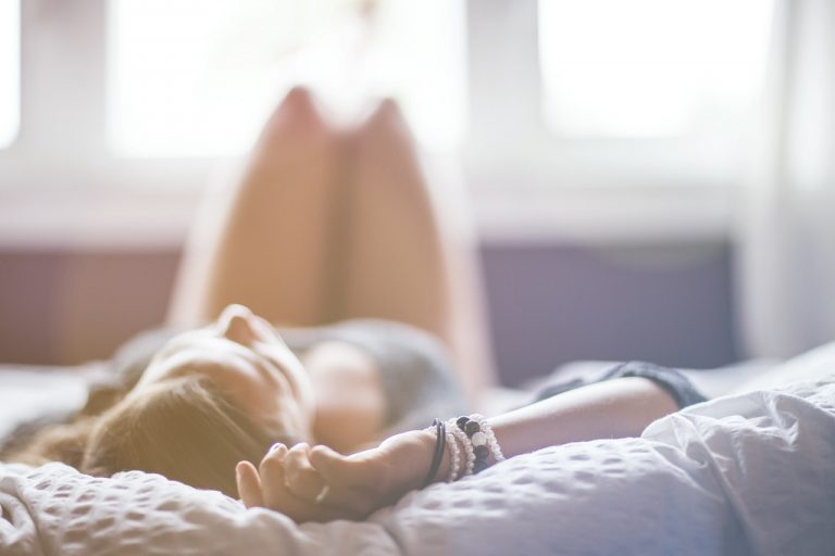 mulher na cama após ter experimentado as dicas para a masturbação usando produtos eróticos da Miess