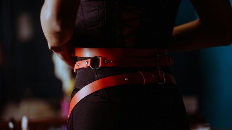 mulher de costas com cintaralho vermelho