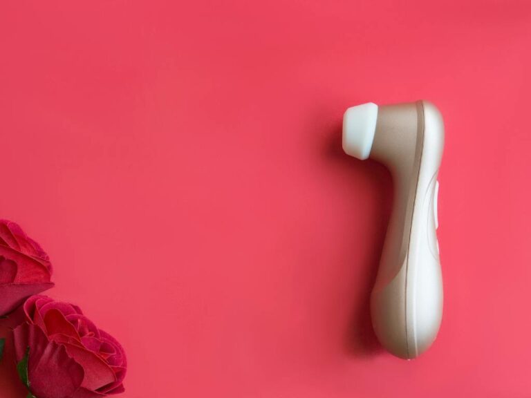 Brinquedo sexual ao lado de rosas
