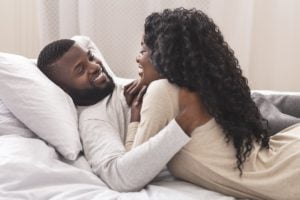 Confira 10 brincadeiras sensuais e jogos eróticos para sair da rotina