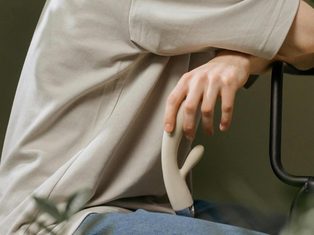 Homem segurando vibrador