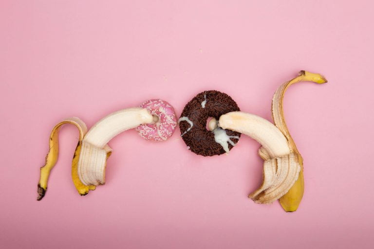 bananas descascadas pela metade, com as pontas em rosquinhas.