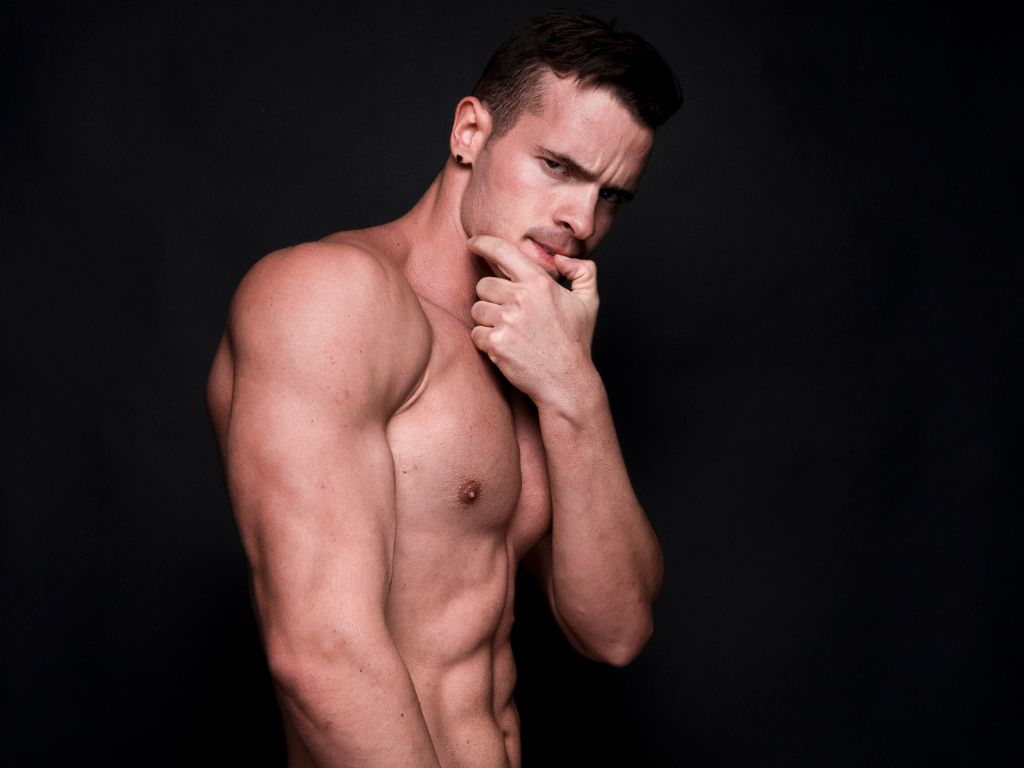 homem sexy com dedo na boca