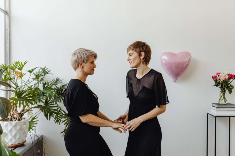 Mulheres de mãos dadas.