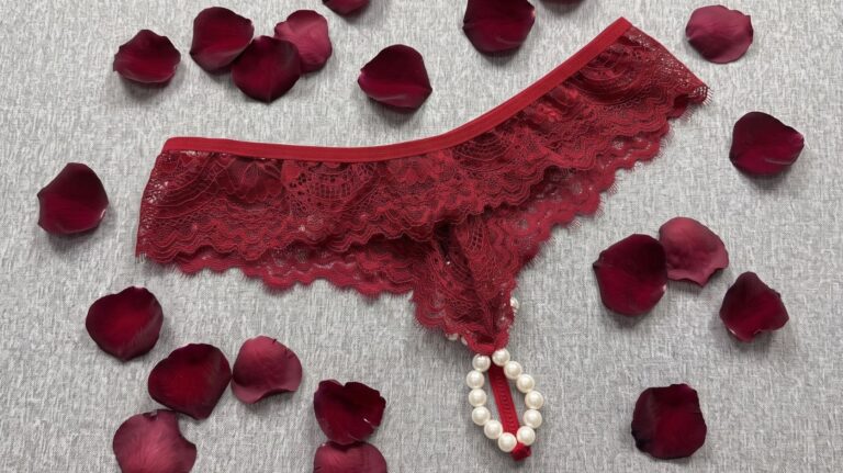 calcinha tailandesa vermelha e pétalas de rosas vermelhas