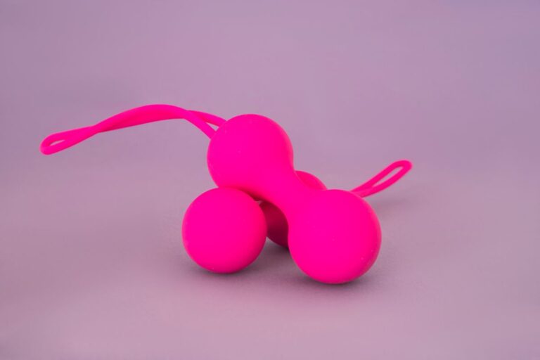imagem de bolinhas de pompoarismo na cor rosa em um fundo lilás