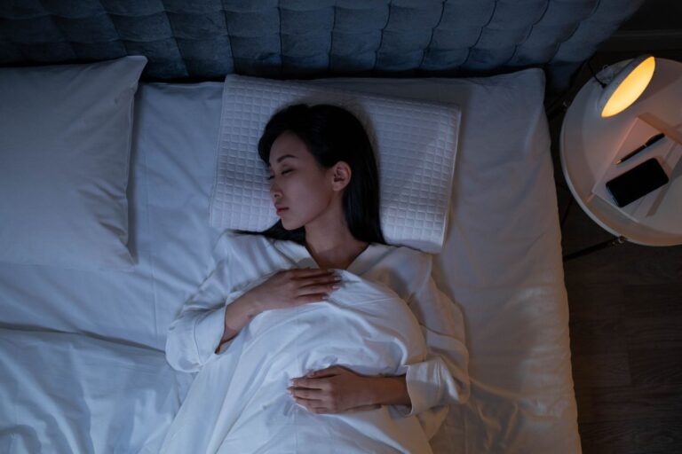 mulher dormindo na cama