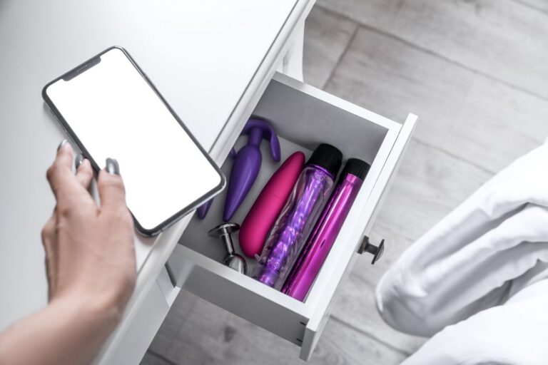 gaveta aberta com vibrador e um celular