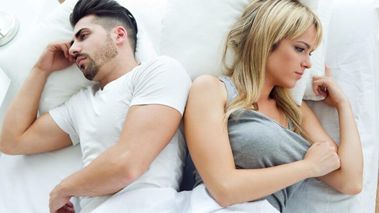 Casal deitado lado a lado enfrentando insegurança no relacionamento