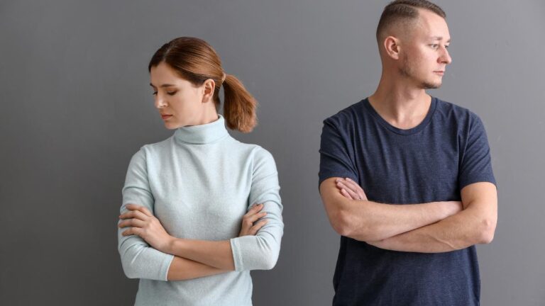 Casal ao fim de um relacionamento.