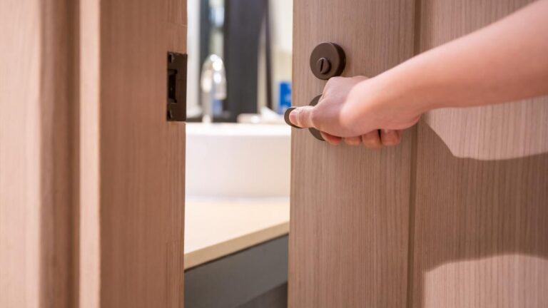 Pessoa entrando em banheiro para praticar banheirão.