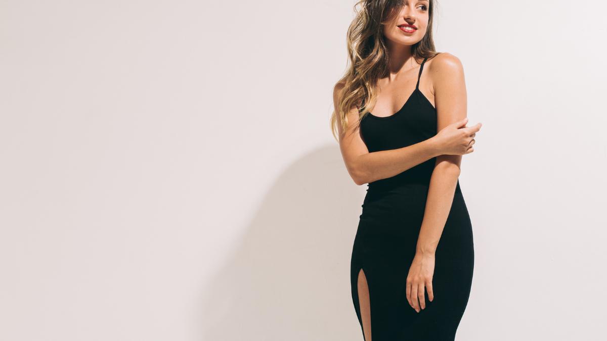 Mulher de vestido preto representando o estilo sexy.