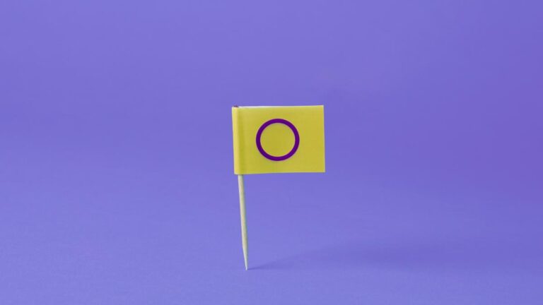 Fundo roxo com bandeira intersexo.