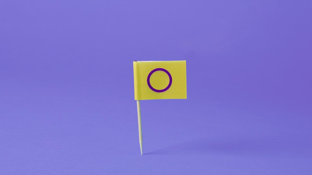 Fundo roxo com bandeira intersexo.