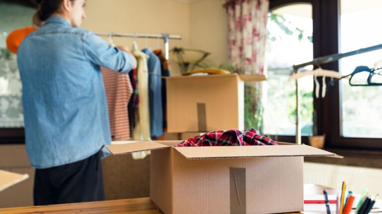 Revendedora embalando produtos miess