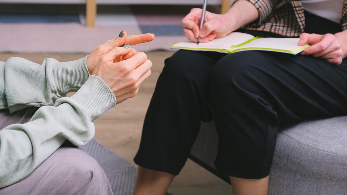 Paciente e terapeuta em sessão de terapia sexual.