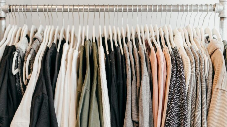 Arara de loja onde comprar roupas para revender.
