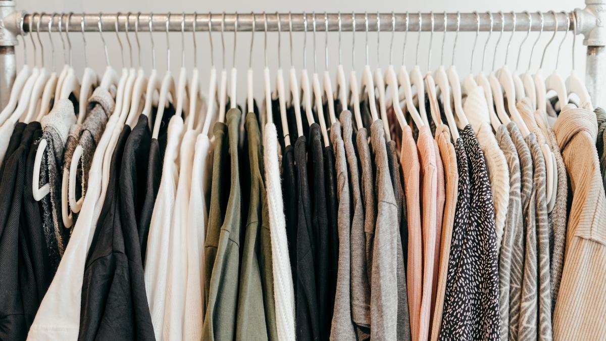 Arara de loja onde comprar roupas para revender.