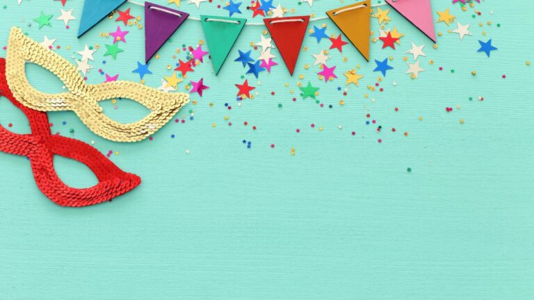 Máscaras e bandeirinhas representando o revender no carnaval.