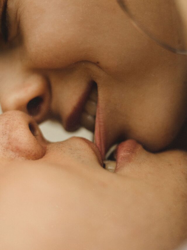casal dando beijo no labio superior