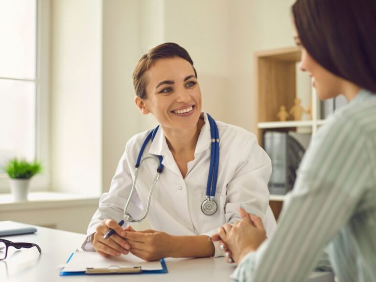 médica e paciente sorrindo em consulta médica