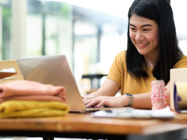 mulher trabalhando e sorrindo