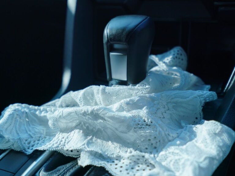 parte interna do carro com uma calcinha branca