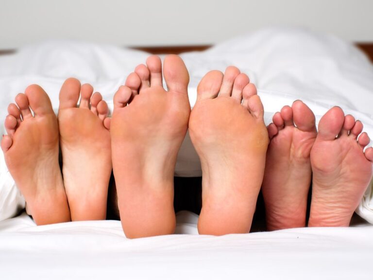 pes de tres pessoas para fora da cama