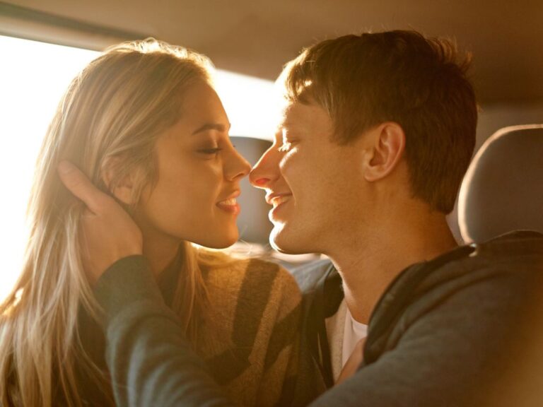 casal se beijando no carro praticando dogging