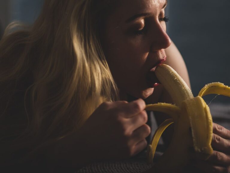 mulher comendo banana simulando a técnica de sexo oral sugada da cigana